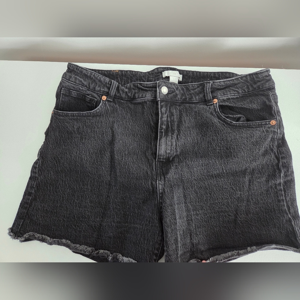 H&M Women's Black Denim Shorts Size 18